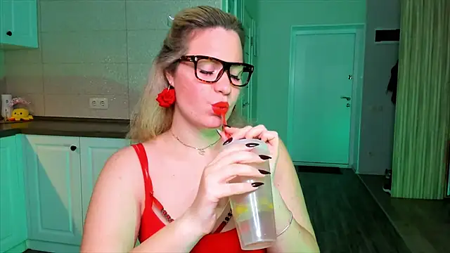 Snapshot of HotTiffani chatting on October 6, 7:06 am HotTiffani online show from October 6, 7:06 am