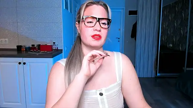 Snapshot of HotTiffani chatting on October 18, 8:26 am HotTiffani online show from October 18, 8:26 am