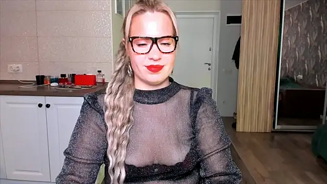 Snapshot of HotTiffani chatting on October 19, 8:48 am HotTiffani online show from October 19, 8:48 am