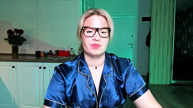 Snapshot of HotTiffani chatting on October 23, 4:34 am HotTiffani online show from October 23, 4:34 am