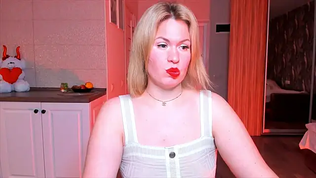 Snapshot of HotTiffani chatting on November 7, 5:46 pm HotTiffani online show from November 7, 5:46 pm