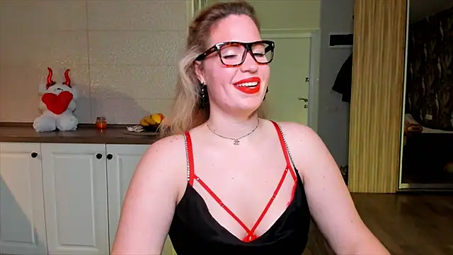 Snapshot of HotTiffani chatting on November 24, 7:08 am HotTiffani online show from November 24, 7:08 am