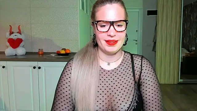 Snapshot of HotTiffani chatting on November 30, 7:12 am HotTiffani online show from November 30, 7:12 am