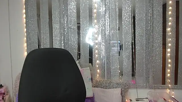 mijal queen online show from December 24, 1:06 pm