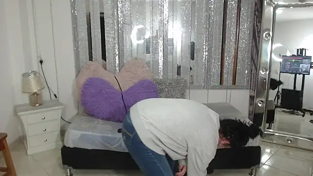 mijal queen online show from February 15, 12:01 pm