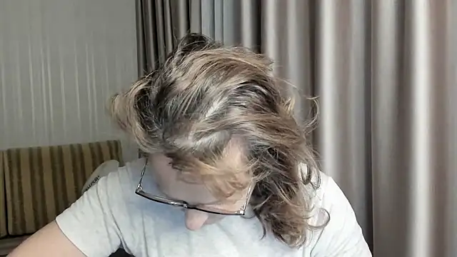 lauraoven online show from January 18, 6:21 pm