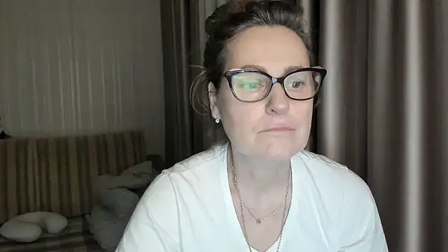 lauraoven online show from February 6, 7:18 pm