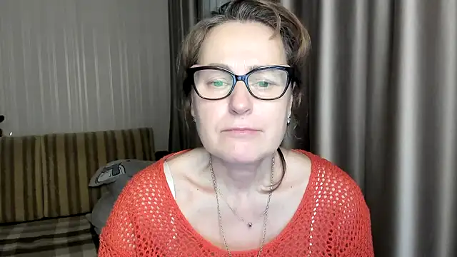 lauraoven online show from February 10, 5:30 pm