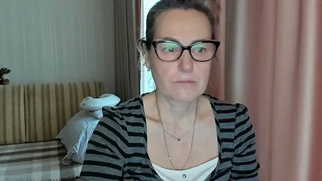 lauraoven online show from February 19, 7:06 am