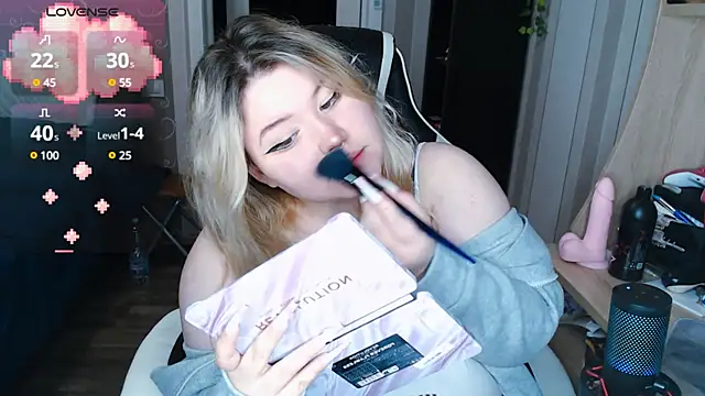 Snapshot of Mini_Mo chatting on February 6, 10:15 am Mini Mo online show from February 6, 10:15 am