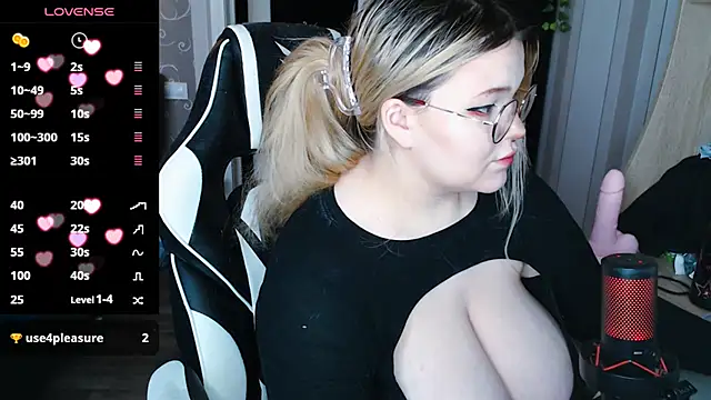 Snapshot of Mini_Mo chatting on February 21, 11:44 am Mini Mo online show from February 21, 11:44 am