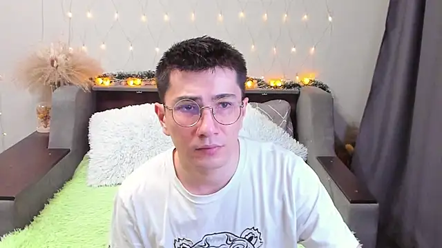 Snapshot of Yumi_steve chatting on February 16, 12:30 am Yumi steve online show from February 16, 12:30 am