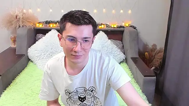 Snapshot of Yumi_steve chatting on February 22, 11:57 pm Yumi steve online show from February 22, 11:57 pm