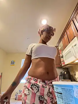 Snapshot of Cum2Charm chatting on February 18, 8:25 pm Cum2Charm online show from February 18, 8:25 pm