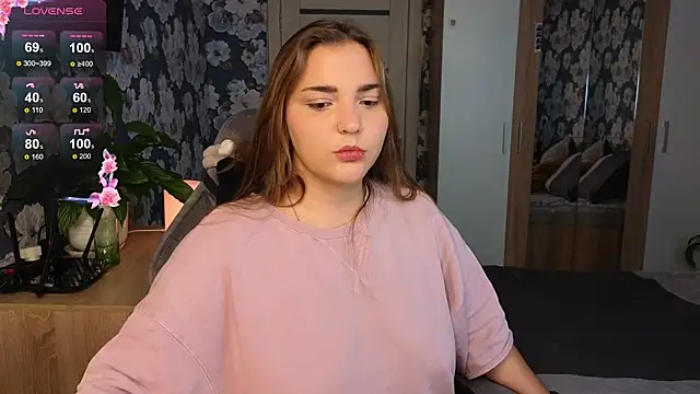 Snapshot of _momiji_ chatting on October 2, 10:33 am momiji online show from October 2, 10:33 am