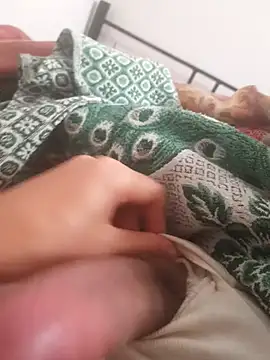 Snapshot of Ummfuss1 chatting on December 17, 2:44 pm Ummfuss1 online show from December 17, 2:44 pm