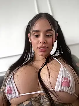 LaraHenao online show from February 3, 1:08 pm