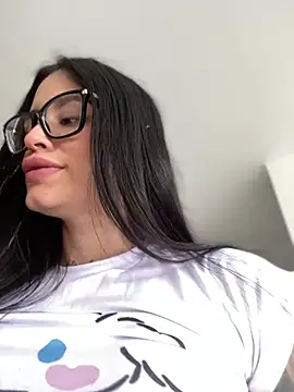 LaraHenao online show from March 4, 1:06 pm