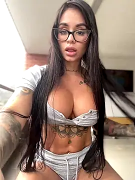 LaraHenao online show from November 15, 4:25 pm