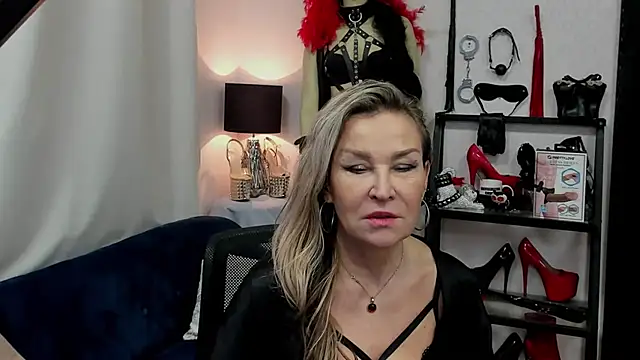 crystaLUX online show from January 10, 9:02 am