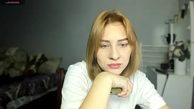 Snapshot of KindKristy chatting on December 5, 5:27 am KindKristy online show from December 5, 5:27 am