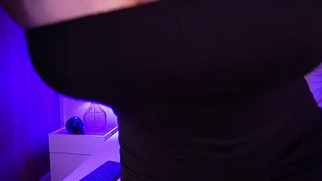 curvyliciousss online show from January 2, 8:46 pm