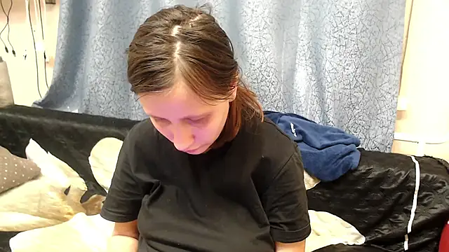 Snapshot of alisacucumber chatting on March 2, 8:07 pm alisacucumber online show from March 2, 8:07 pm