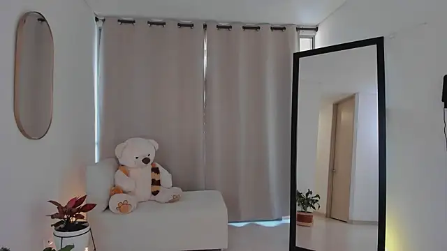 roxie gates  online show from September 29, 8:02 pm