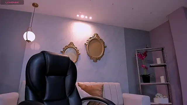 Snapshot of BrennaWalker chatting on February 27, 6:18 am BrennaWalker online show from February 27, 6:18 am