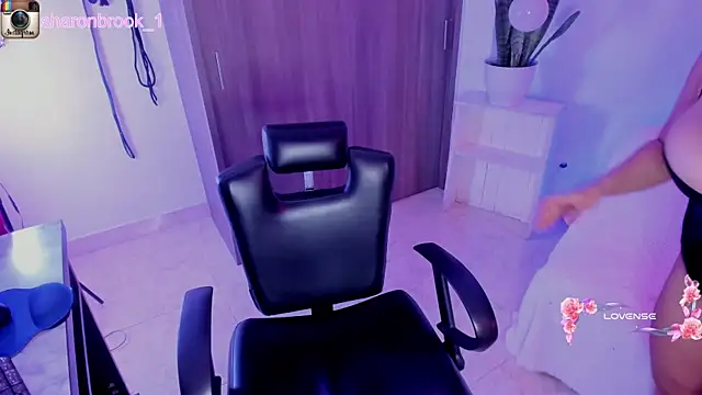 Snapshot of sharon_1 chatting on October 15, 3:39 am sharon 1 online show from October 15, 3:39 am