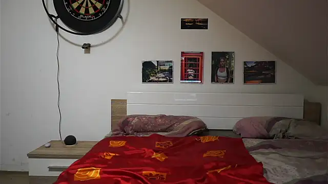 Snapshot of Moistdevil chatting on October 22, 4:29 pm Moistdevil online show from October 22, 4:29 pm