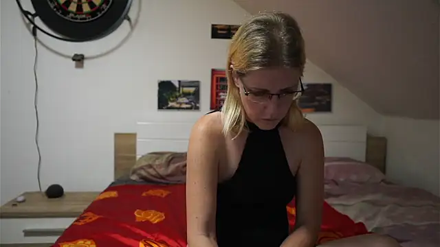 Snapshot of Moistdevil chatting on November 17, 1:50 pm Moistdevil online show from November 17, 1:50 pm