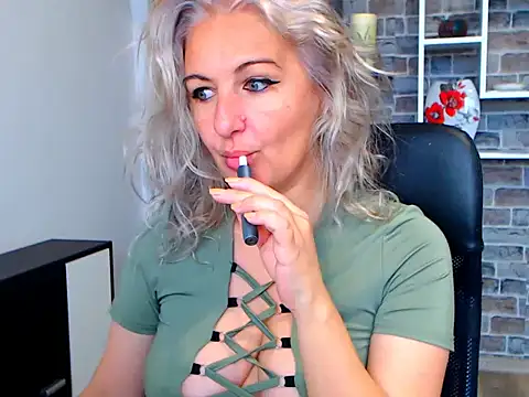 Snapshot of angel_devil_milf chatting on December 3, 12:16 pm angel devil milf online show from December 3, 12:16 pm