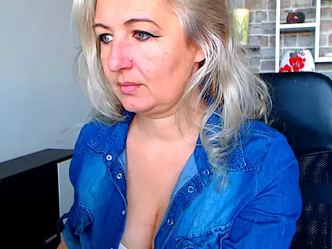 Snapshot of angel_devil_milf chatting on January 27, 12:26 pm angel devil milf online show from January 27, 12:26 pm