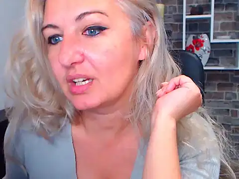 Snapshot of angel_devil_milf chatting on January 31, 3:22 pm angel devil milf online show from January 31, 3:22 pm