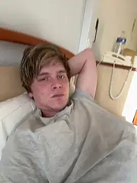 Snapshot of Andrewhootxx chatting on January 18, 10:06 am Andrewhootxx online show from January 18, 10:06 am