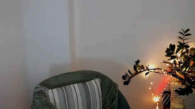 Snapshot of Xentthia chatting on February 13, 6:05 pm Xentthia online show from February 13, 6:05 pm