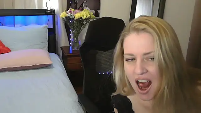 HollieBim online show from January 20, 3:18 pm