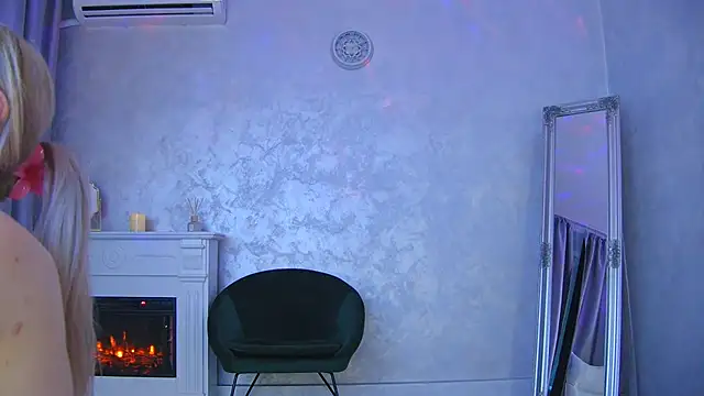 Snapshot of Michelle90u chatting on September 28, 6:41 am Michelle90u online show from September 28, 6:41 am