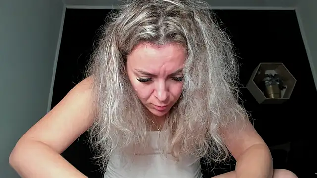 Snapshot of Alesys69 chatting on November 20, 10:42 pm Alesys69 online show from November 20, 10:42 pm