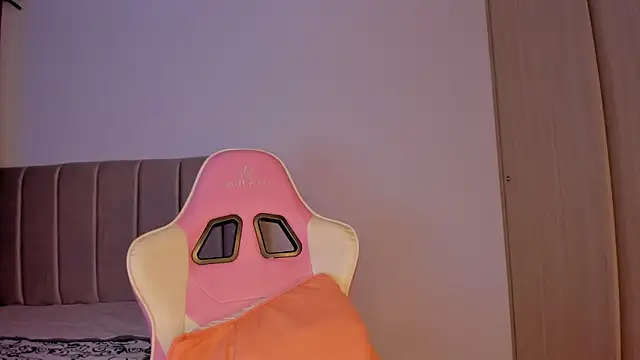 Snapshot of isa_bunny chatting on September 23, 12:57 am isa bunny online show from September 23, 12:57 am