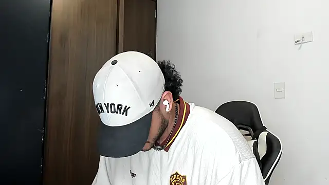 Snapshot of Alessandro_Vanni chatting on December 9, 9:26 pm Alessandro Vanni online show from December 9, 9:26 pm