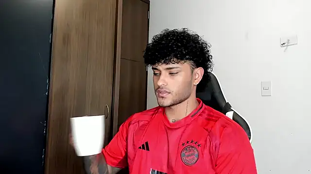 Snapshot of Alessandro_Vanni chatting on December 16, 1:22 pm Alessandro Vanni online show from December 16, 1:22 pm