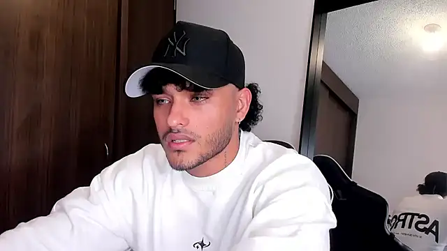 Snapshot of Alessandro_Vanni chatting on December 23, 10:44 pm Alessandro Vanni online show from December 23, 10:44 pm