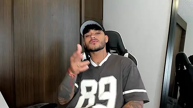 Snapshot of Alessandro_Vanni chatting on December 29, 3:24 pm Alessandro Vanni online show from December 29, 3:24 pm