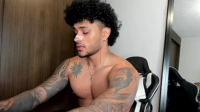 Snapshot of Alessandro_Vanni chatting on January 7, 5:01 am Alessandro Vanni online show from January 7, 5:01 am