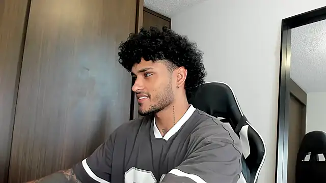 Snapshot of Alessandro_Vanni chatting on January 8, 9:12 pm Alessandro Vanni online show from January 8, 9:12 pm