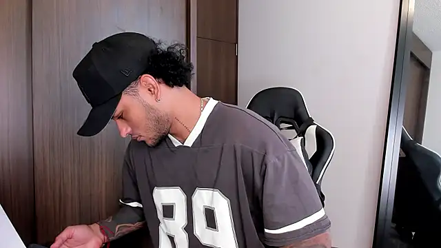 Snapshot of Alessandro_Vanni chatting on January 9, 1:02 pm Alessandro Vanni online show from January 9, 1:02 pm