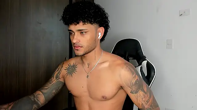 Snapshot of Alessandro_Vanni chatting on January 30, 7:48 pm Alessandro Vanni online show from January 30, 7:48 pm