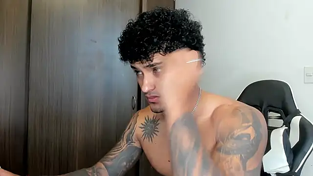 Snapshot of Alessandro_Vanni chatting on February 2, 7:46 pm Alessandro Vanni online show from February 2, 7:46 pm